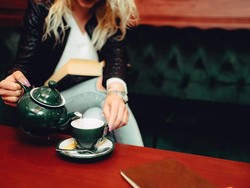 Jangan Salah Lagi! Begini Etiket Memegang Cangkir Teh dan Gelas Wine Jangan Salah Lagi! Begini Etiket Memegang Cangkir Teh dan Gelas Wine