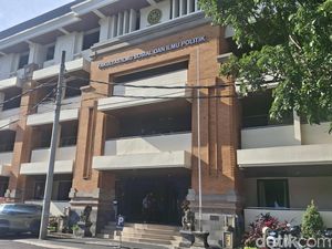Kondisi Mahasiswa Unud Tewas Lompat dari Gedung FISIP, Patah Tulang di 3 Titik Kondisi Mahasiswa Unud Tewas Lompat dari Gedung FISIP, Patah Tulang di 3 Titik