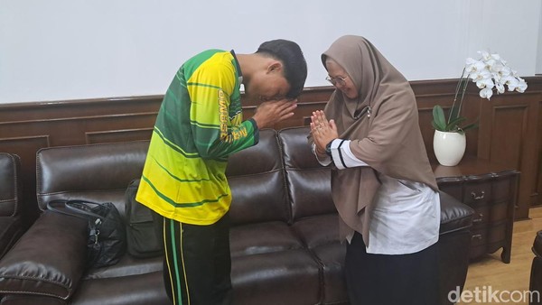 Gubernur Banten Andra Soni mempertemukan Kepala SMAN 1 Cimarga, Dini Fitri, dengan murid yang ketahuan merokok bernama Indra. (Arief I/detikcom)