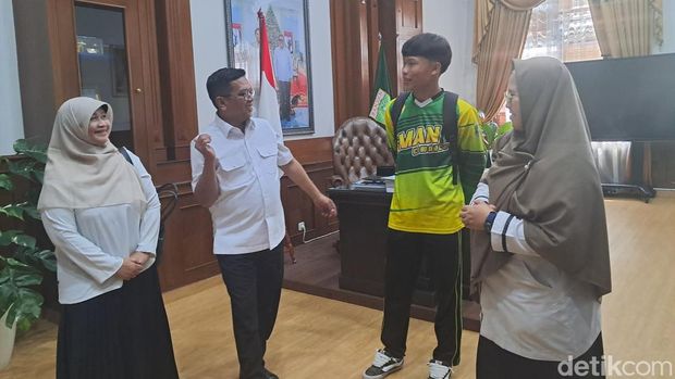 Gubernur Banten Andra Soni mempertemukan Kepala SMAN 1 Cimarga, Dini Fitri, dengan murid yang ketahuan merokok bernama Indra. (Arief I/detikcom)