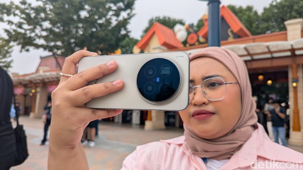 Memotret Wajah-wajah Gembira di Disneyland Shanghai Memakai Vivo X300 Pro Memotret Wajah-wajah Gembira di Disneyland Shanghai Memakai Vivo X300 Pro