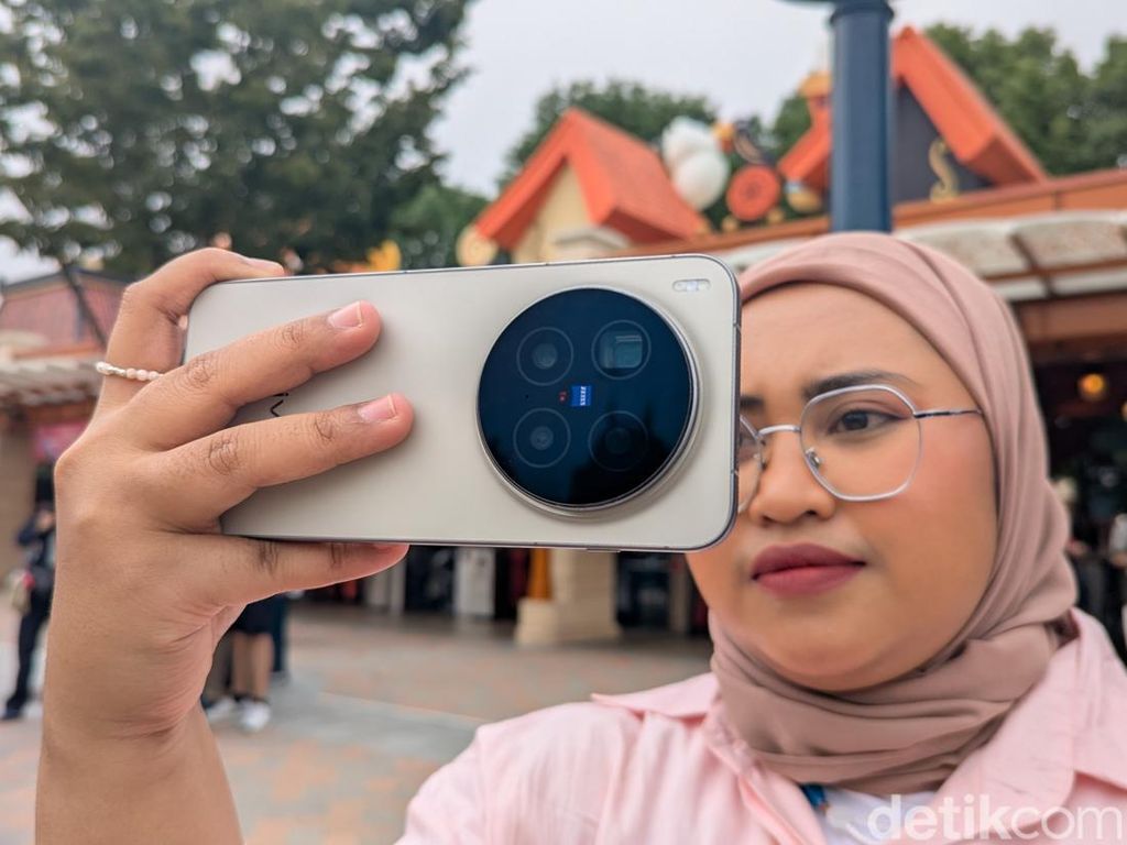 Memotret Wajah-wajah Gembira di Disneyland Shanghai Memakai Vivo X300 Pro Memotret Wajah-wajah Gembira di Disneyland Shanghai Memakai Vivo X300 Pro