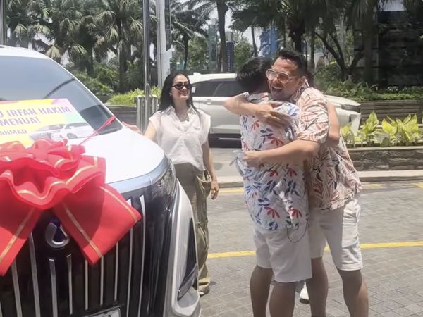 Irfan Hakim Sujud Syukur, Ultah ke-50 Dapat Mobil Mewah dari Raffi Ahmad