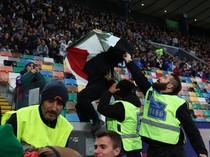 Bendera Palestina Dirampas di Laga Italia Vs Israel