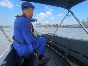 Kapal Tarik Tongkang Muatan CPO Tenggelam di Sungai Musi, 10 ABK Selamat Kapal Tarik Tongkang Muatan CPO Tenggelam di Sungai Musi, 10 ABK Selamat