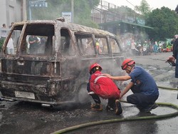 Angkot Terbakar Saat Tunggu Penumpang di Halte Stasiun Bogor, Sopir Terluka