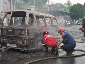 Angkot Terbakar Saat Tunggu Penumpang di Halte Stasiun Bogor, Sopir Terluka Angkot Terbakar Saat Tunggu Penumpang di Halte Stasiun Bogor, Sopir Terluka
