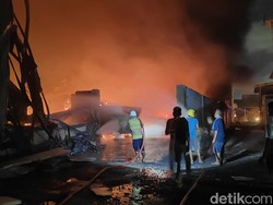 Pabrik Mil dan Styrofoam di Tabanan Terbakar Hebat Malam Ini