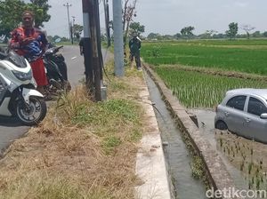 Sopir Ngantuk, Nissan March Terbang ke Sawah di Juwiring Klaten