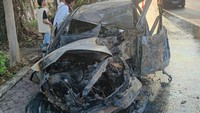 Mobil Tabrak Pohon-Terbakar di Surabaya Tewaskan 2 Orang, Sopir Diduga Mabuk
