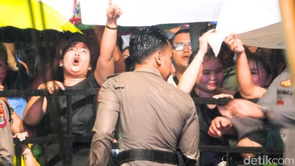 Lagu Mardua Holong Bikin Penonton Nangis dalam Guyuran Hujan