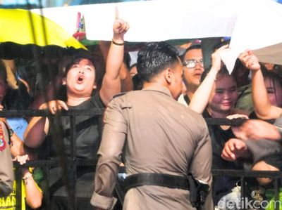 Lagu Mardua Holong Bikin Penonton Nangis dalam Guyuran Hujan