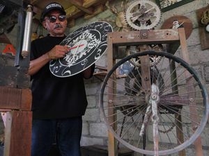 Kreatif! Perajin Bali Olah Besi Bekas Jadi Jam Menara Bernilai Seni Tinggi