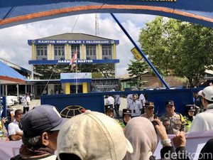 Kapal Batu Bara Sering Tabrak Jembatan Ampera, Massa Datangi Kantor KSOP Kapal Batu Bara Sering Tabrak Jembatan Ampera, Massa Datangi Kantor KSOP