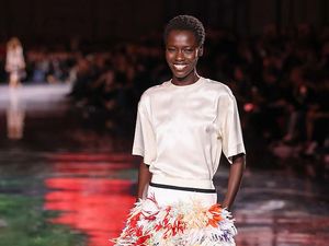 Ukir Sejarah di Show Chanel, Awar Odhiang Disebut Jadi Model Termahal di Dunia Ukir Sejarah di Show Chanel, Awar Odhiang Disebut Jadi Model Termahal di Dunia