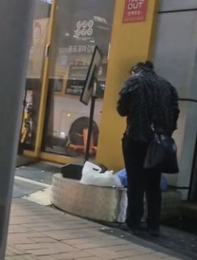 Meresahkan! Kurir Makanan Ketahuan Cicip Pesanan Pelanggan Sebelum Dikirim