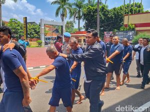 Tampang Lesu Sindikat Pembobol Tempat Gadai di Bandung Usai Ditangkap Tampang Lesu Sindikat Pembobol Tempat Gadai di Bandung Usai Ditangkap