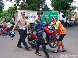 Tabrakan 2 Motor di Depan Kantor Satlantas Polres Parepare, 2 Orang Luka