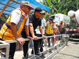 Ahmad Luthfi Tinjau Pekerjaan Jalan Weleri-Patean Senilai Rp 13 Miliar Ahmad Luthfi Tinjau Pekerjaan Jalan Weleri-Patean Senilai Rp 13 Miliar