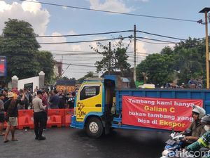 Geruduk Kantor BBWSO, Ratusan Penambang Kali Progo Blokir Jalan Jogja-Solo Geruduk Kantor BBWSO, Ratusan Penambang Kali Progo Blokir Jalan Jogja-Solo