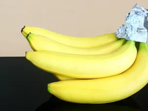 Tips Bikin Pisang Segar Lebih Lama, Coba Pakai Aluminium Foil!