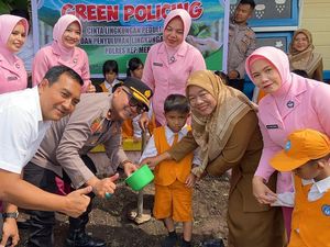 Keceriaan Anak TK Bhayangkari di Meranti Tanam Pohon Bareng Polisi Keceriaan Anak TK Bhayangkari di Meranti Tanam Pohon Bareng Polisi