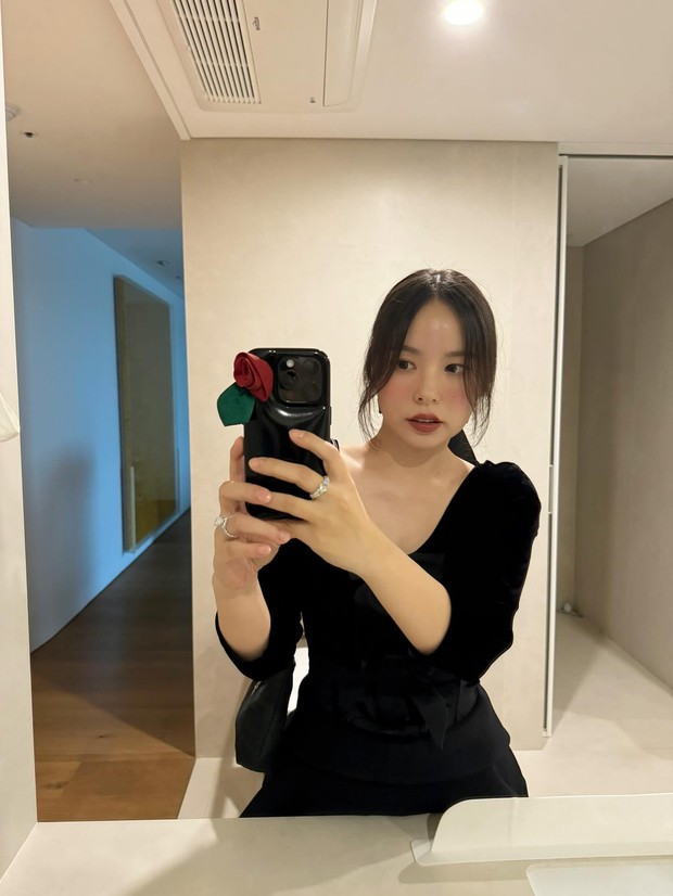 Potret terbaru Min Hyo Rin./ Foto: instagram.com/hyorin_min Min Hyo Rin memperbarui akun media sosialnya secara perdana pada (14/10). Dalam unggahannya tersebut Min Hyo Rin memancarkan pesona elegan dalam penampilan cantiknya yang menyegarkan.