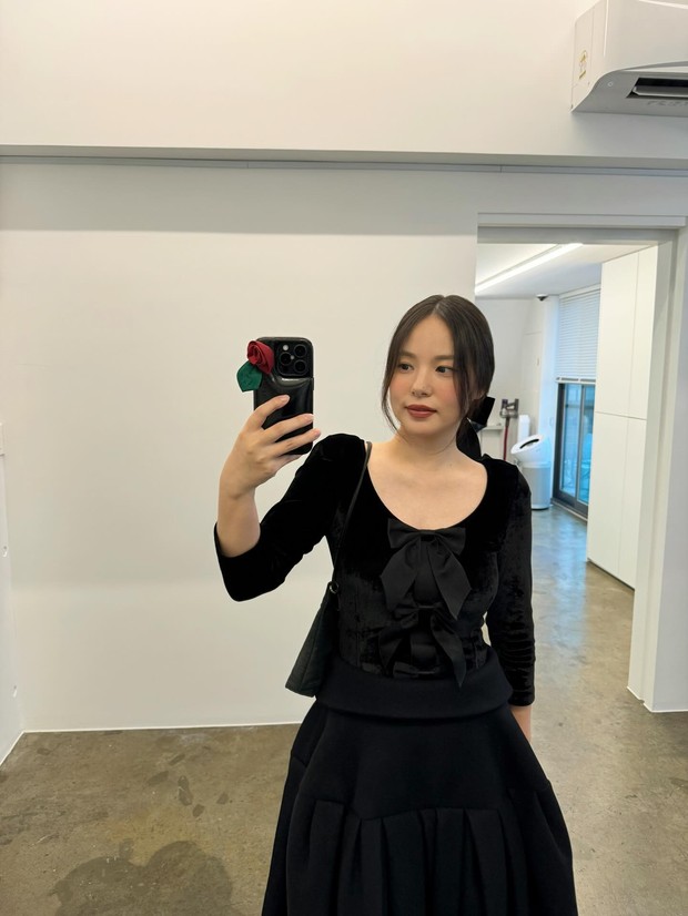 Potret terbaru Min Hyo Rin./ Foto: instagram.com/hyorin_min Foto-foto yang diunggah Min Hyo Rin di akun media sosial pribadinya juga dilengkapi dengan pesan bernada positif. Sang aktris meminta publik untuk saling mendukung dan menjaga diri.