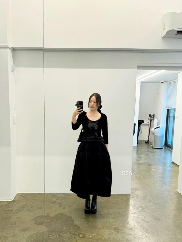 Potret terbaru Min Hyo Rin./ Foto: instagram.com/hyorin_min Min Hyo Rin menunjukkan look OOTD penampilan ketika menghadiri acara pernikahan kerabat. Beberapa hasil jepretannya dibagikan ke media sosial.