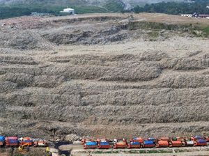 Ada Mikroplastik dalam Hujan, Menteri LH Soroti Tumpukan Sampah Bantargebang