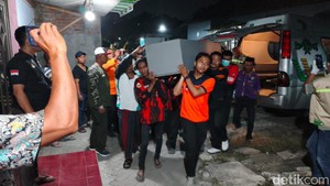 Tangis Haru Sambut Jenazah Fairuz Santri Al Khoziny Asal Sidoarjo