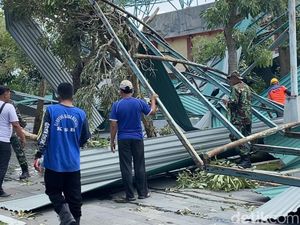 Evakuasi Atap Roboh Stadion Gelora Penataran Gunakan Alat Berat