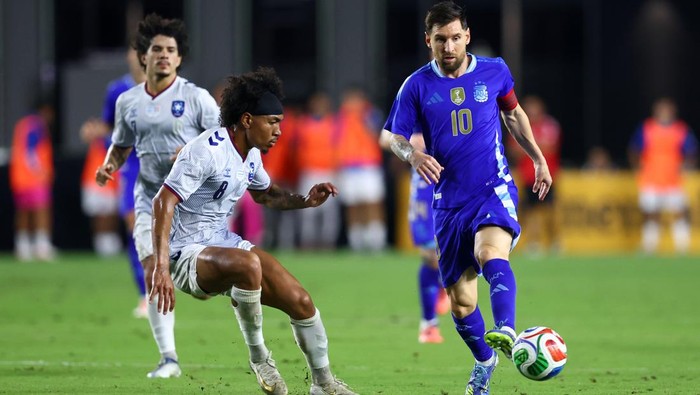 FORT LAUDERDALE, FLORIDA - OCTOBER 14: Lionel Messi of Argentina controls the ball against Isaac Angking of Puerto Rico during the International Friendly match between Puerto Rico and Argentina at Chase Stadium on October 14, 2025 in Fort Lauderdale, Florida. (Photo by Megan Briggs/Getty Images)