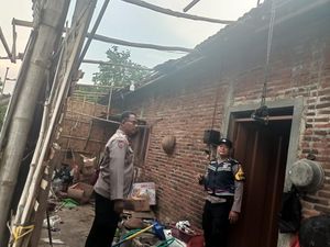 Puting Beliung Sapu 31 Rumah di Tambahagung Pati Puting Beliung Sapu 31 Rumah di Tambahagung Pati