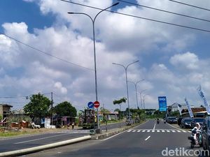 Jalan Lingkar Utara Tasikmalaya Dibiarkan Gelap Warga Protes