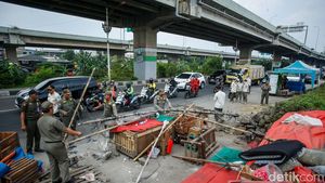 Satpol PP Bongkar Lapak Pedagang Nakal di Kalimalang