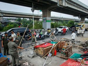 Satpol PP Bongkar Lapak Pedagang Nakal di Kalimalang Satpol PP Bongkar Lapak Pedagang Nakal di Kalimalang