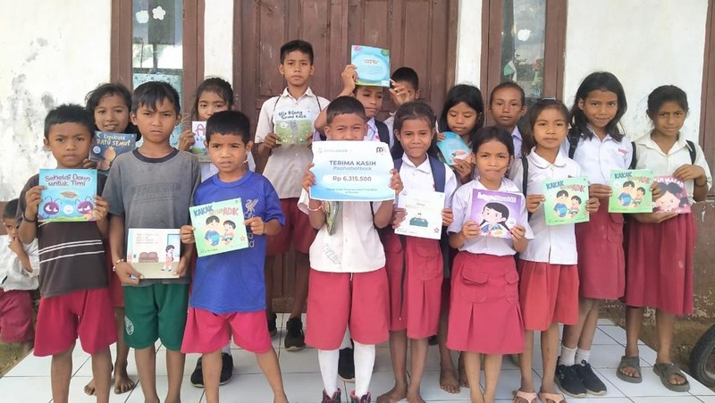 Senangnya Anak-anak Pelosok NTT Terima Donasi Buku Bacaan