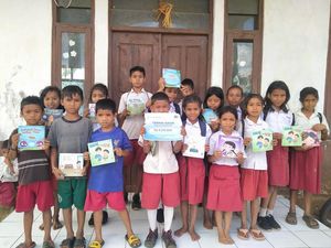 Senangnya Anak-anak Pelosok NTT Terima Donasi Buku Bacaan