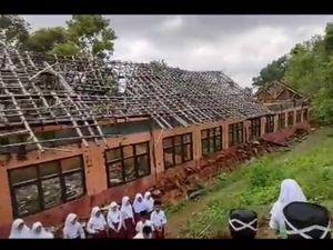 Upaya Perbaikan Sekolah yang Memprihatinkan di Tasikmalaya Upaya Perbaikan Sekolah yang Memprihatinkan di Tasikmalaya
