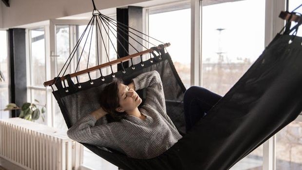 Praktik self-care ala orang Jepang lainnya yang bisa kamu tiru adalah inemuri atau tidur siang sejenak. Budaya ini bisa kamu lakukan untuk mengistirahatkan diri sejenak dan menyegarkan otak.