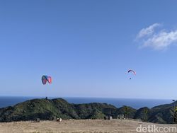 Angin Kencang Gagalkan Penerbangan Perdana Paragliding Sky Lancing 2025
