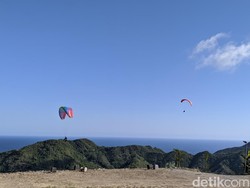 Angin Kencang Gagalkan Penerbangan Perdana Paragliding Sky Lancing 2025 Angin Kencang Gagalkan Penerbangan Perdana Paragliding Sky Lancing 2025