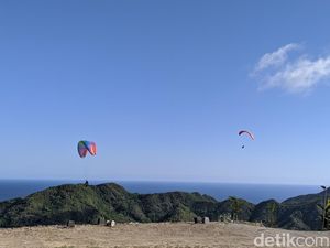 Angin Kencang Gagalkan Penerbangan Perdana Paragliding Sky Lancing 2025 Angin Kencang Gagalkan Penerbangan Perdana Paragliding Sky Lancing 2025