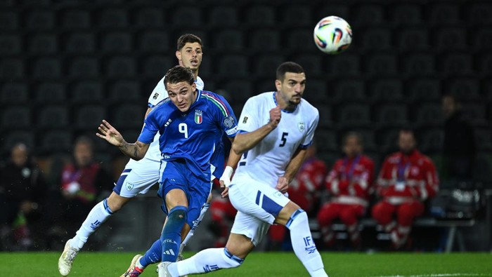 UDINE, ITALY - OCTOBER 14: Mateo Retegui of Italy scores goal during the FIFA World Cup 2026 qualifier match between Italy and Israel at Stadio Friuli on October 14, 2025 in Udine, Italy. (Photo by Image Photo Agency/Getty Images)