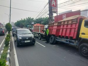 Truk Pasir Terperosok ke Lubang Galian di Jl Kartini Depok, Lalin Tersendat