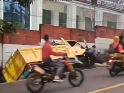 Truk di Puncak Bogor Terperosok ke Parit Usai Melaju Terlalu Pinggir