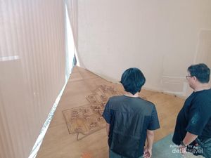 Pengalaman Lihat Pameran Unik di Bangunan Rumah yang Belum Jadi