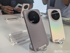 Menggenggam Vivo X300 yang Mungil Tapi Makin Bertenaga