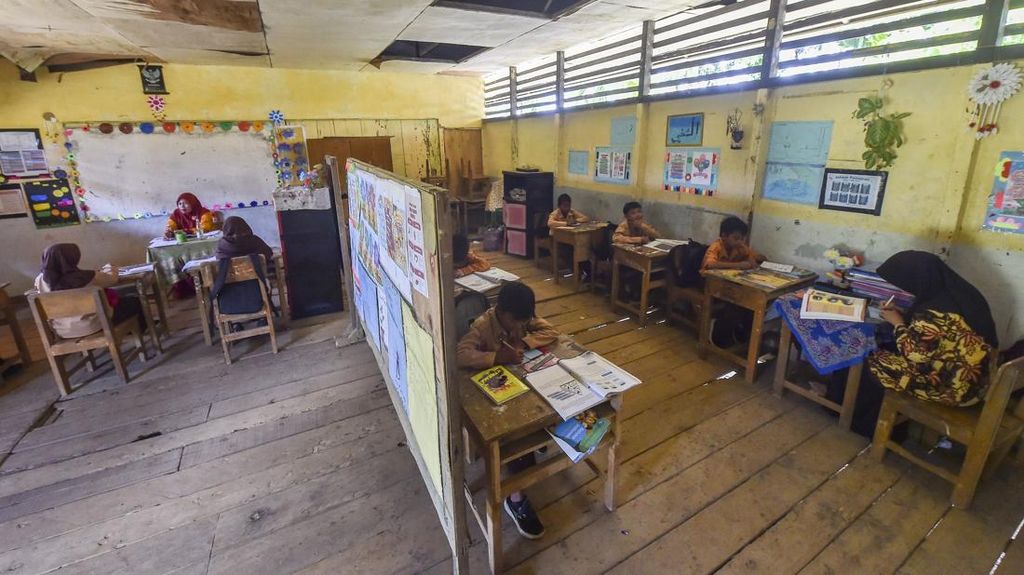Tiga Dekade Tanpa Perbaikan, Siswa SDN Jambi Belajar di Sekolah Rusak Tiga Dekade Tanpa Perbaikan, Siswa SDN Jambi Belajar di Sekolah Rusak